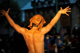 Dansàneu 2020 Festival de cultires del pirineu. Esterri d’Àneu, circ teatre itinerant nilak creació ad hoc. Foto 1.