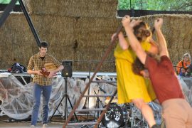 Dansàneu 2020 Festival de cultires del pirineu. Esterri d’Àneu, circ teatre itinerant nilak creació ad hoc. Foto 3.
